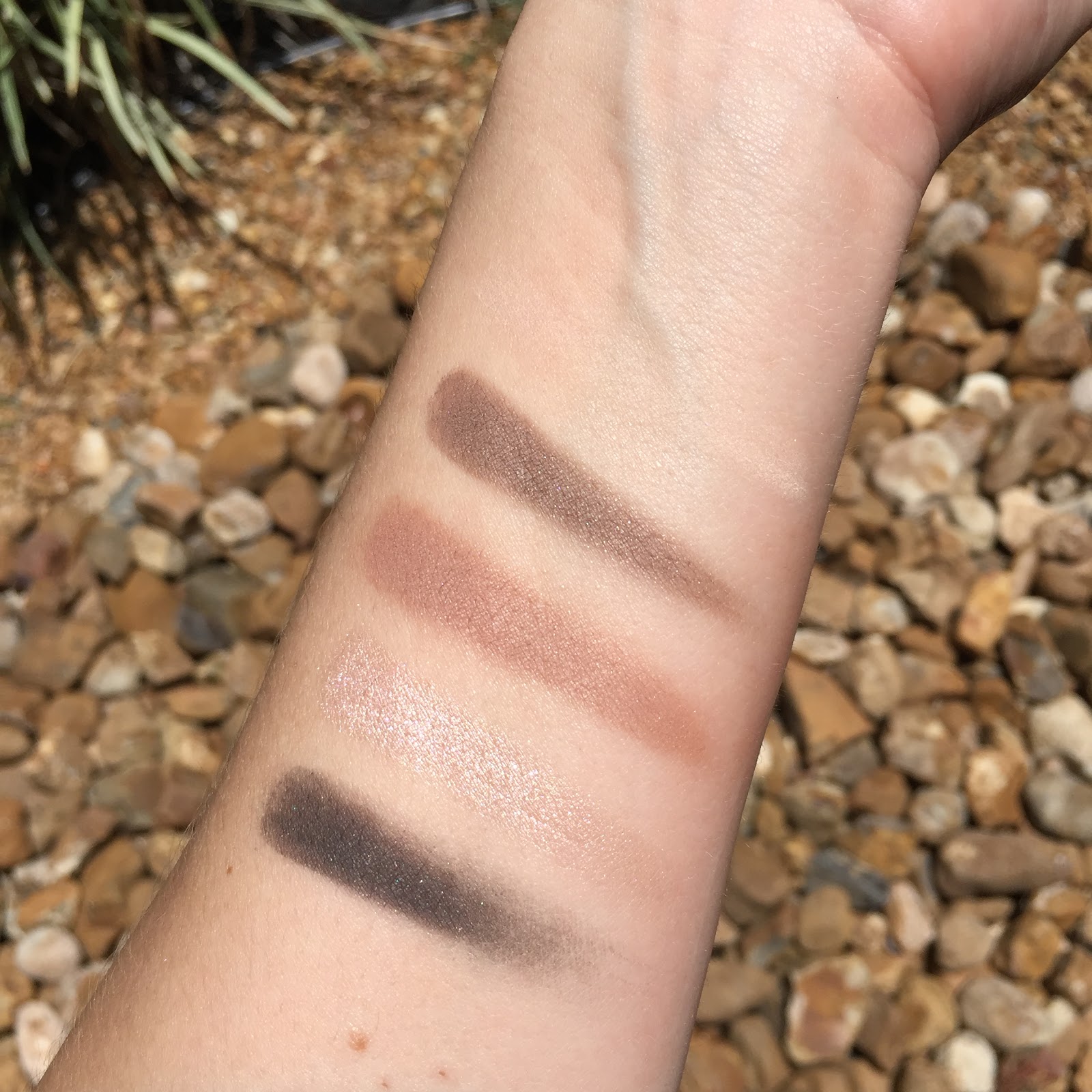 Chanel Les Beiges Healthy Glow Natural Eyeshadow Palette: Review